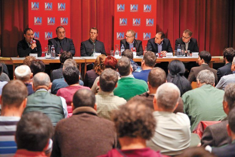 Auf der Suche nach einem Konsens in der TBC-Problematik: Martin Fitsch, Reinhard Metzler, Dr. Norbert Greber, Klaus Hämmerle (VN), Josef Moosbrugger und Bürgermeister Martin Vallaster. Fotos: VN/Hofmeister