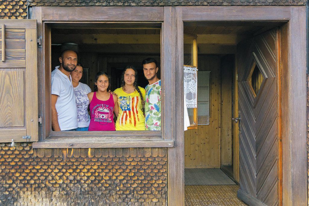 Roma-Familie wohnte viele Wochen unter einer Bahnbrücke. Bis ein Anwalt aktiv wurde.