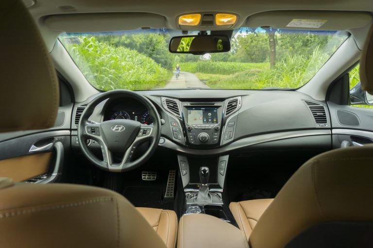 Aufwendig-ansprechend gestaltetes Cockpit.