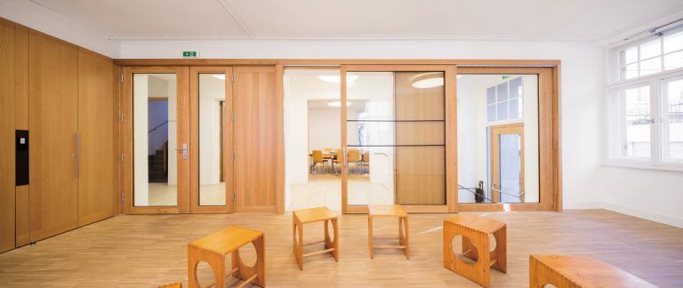 Aus einem 92 Quadrat-meter großen offenen Foyer können mit wenigen Handgriffen durch Schiebewände zwei multifunktional bespielbare Räume gemacht werden.