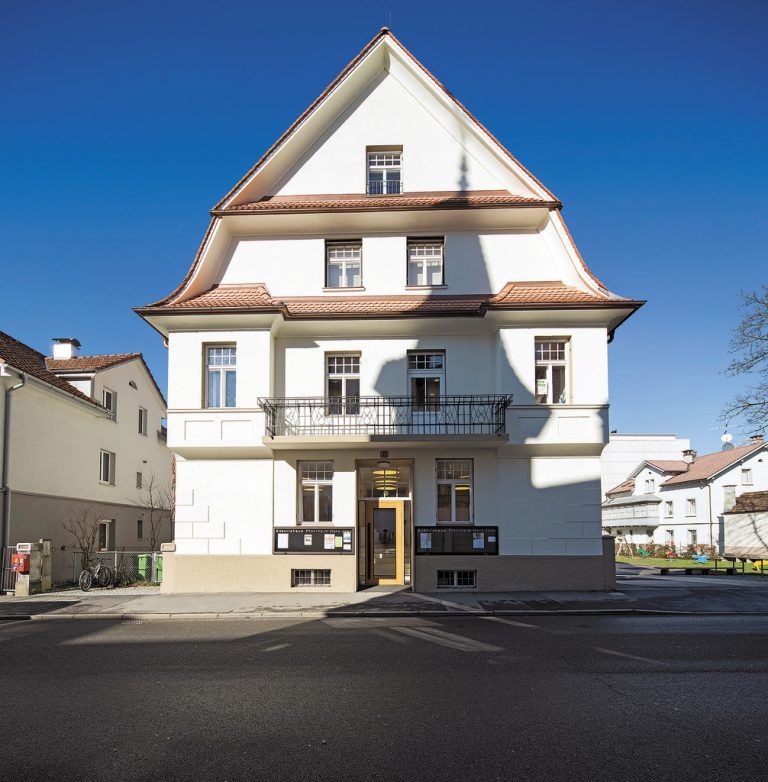 Austriahaus Seinen Namen hat das Haus dem Jugendbund Austria zu verdanken, für den es 1911 gebaut worden ist. Seit 70 Jahren wird es von der Bregenzer Pfarre Herz-Jesu als Pfarrheim bzw. Pfarrsaal genutzt.