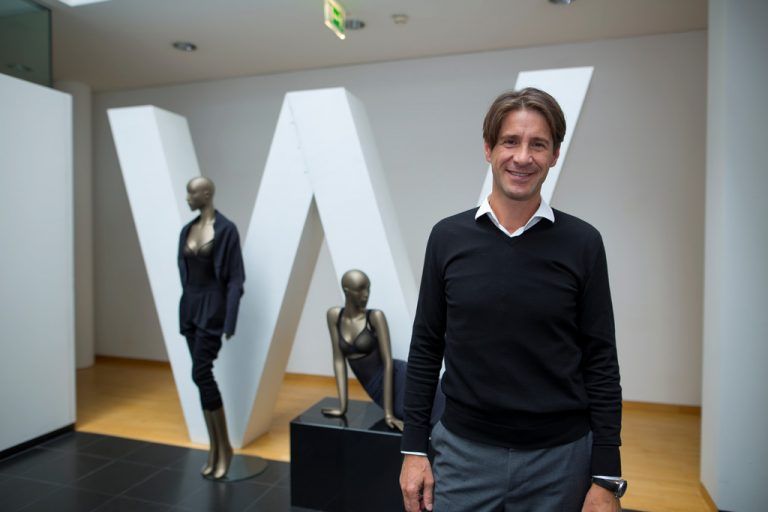 Axel Dreher managt seit drei Jahren die Geschicke bei Wolford. Er ist fasziniert von der Marke und den Mitarbeitern im Haus. „Nur wenn innen das Feuer brennt, kann man es nach außen tragen.“ Fotos: VN/Paulitsch