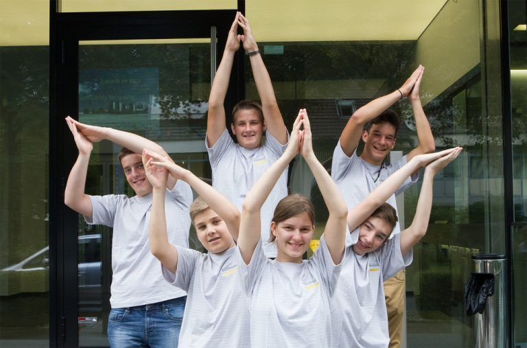 BACHMANN: Sechs neue Lehrlinge begannen ihre Ausbildung in den Berufen Elektronik und Betriebslogistik. Insgesamt absolvieren 21 Jugendliche zurzeit ihre Ausbildung in Feldkirch. Bachmann bildet seit 1985 aus. Foto: bachmann