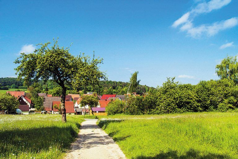 Baugrund. Wer von der Oma einen schönen Baugrund am Dorfrand erbt, kommt um die Entrichtung der Grunderwerbsteuer nicht herum. Fotos: Oliver Mohr_pixelio.de; Rainer Sturm_pixelio.de