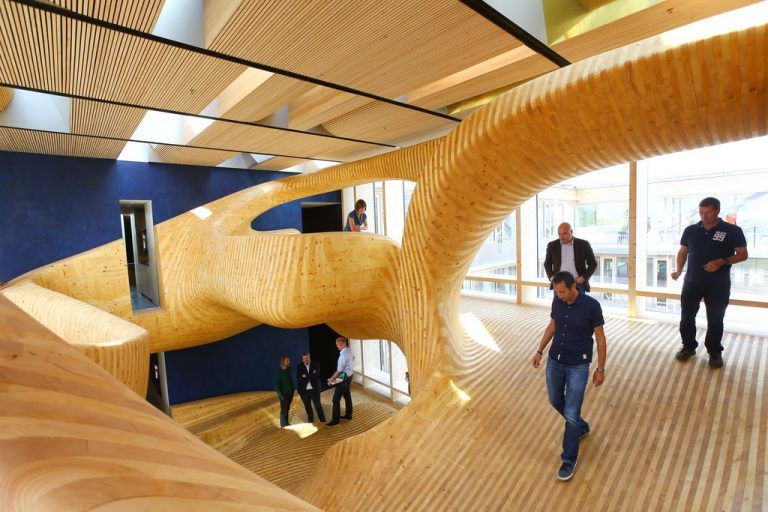 Begehbar: Der „Body“ ist ein raumgreifendes, 70 Tonnen schweres Massivholzobjekt von Gregor Eichinger. Fotos: VN/Hofmeister