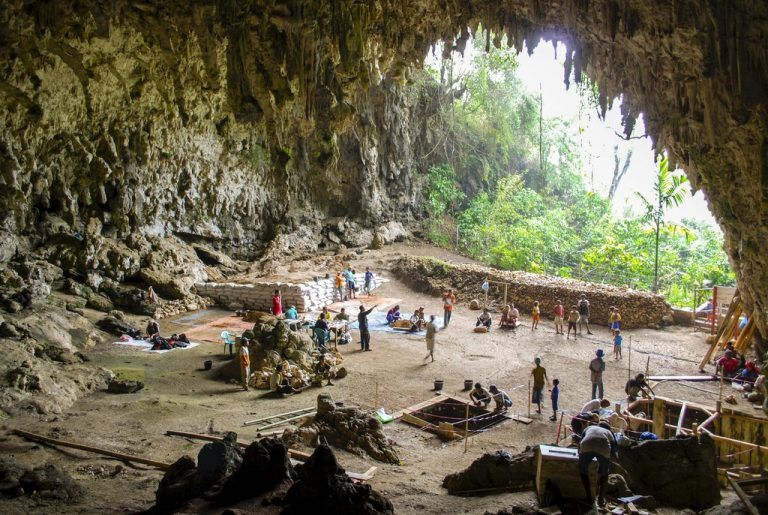 Bei Ausgrabungsarbeiten in der Liang-Bua-Höhle auf Flores wurden 2003 die Überreste von Individuen des Homo floresiensis entdeckt.  Foto: Reuters