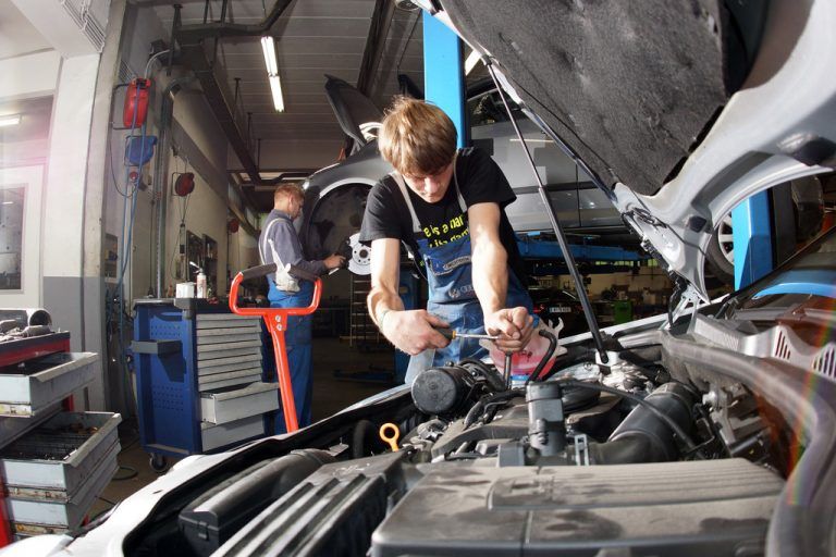 Bei den PS-Tagen des Kfz-Gewerbes können Jugendliche Werkstattluft schnuppern. Foto: Berchtold