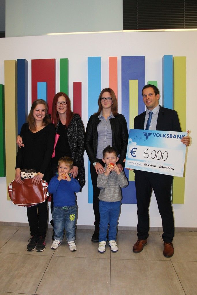 Bei der Volksbank Vorarlberg wurde heuer wieder auf Geschenke verzichtet und damit zwei Vorarlberger Familien eine Weihnachtsüberraschung in Höhe von insgesamt 8000 Euro bereitet.