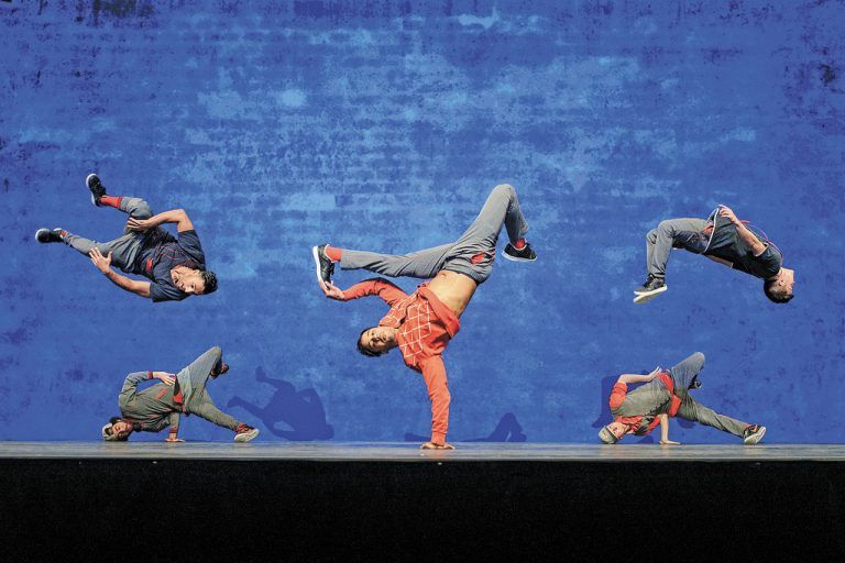 Bei „Red Bull Flying Bach“ gibt es Bachs Fugen als vielstimmige Headspins. Foto: daniel Mathieu