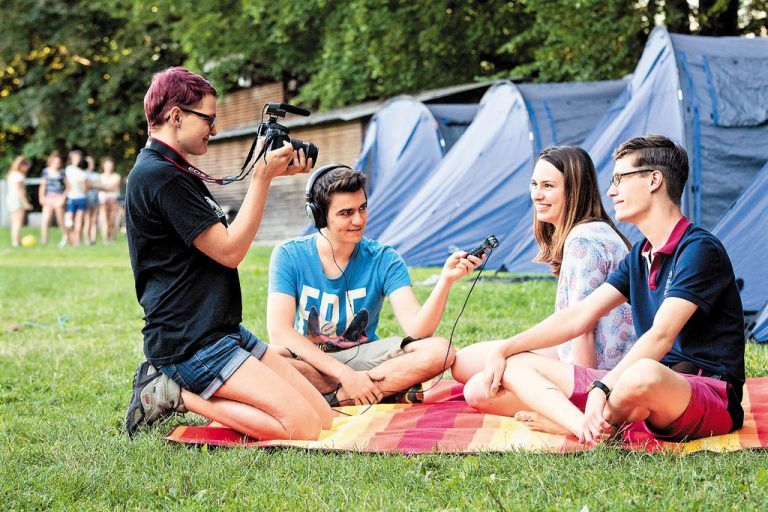 Beim Campen am Zanzenberg lernten sich die Jugendlichen kennen.
