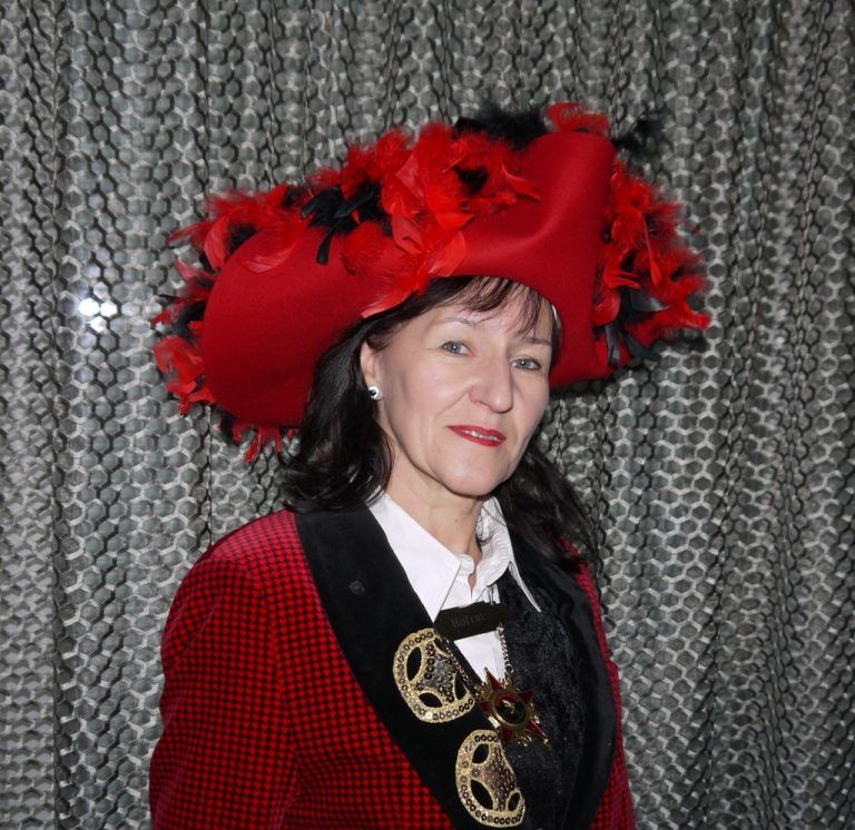 Beim legendären Gildenball, der heute im Festspielhaus stattfindet, gibt es für Helga Frühwirth allerhand zu tun. Foto: privat