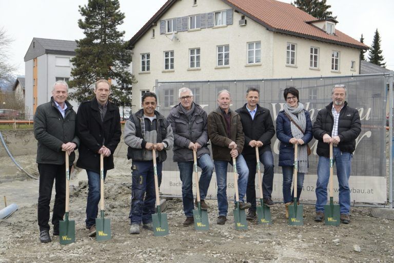 Beim Spatenstich für die Wohnanlage in Altach griffen viele zum Spaten.