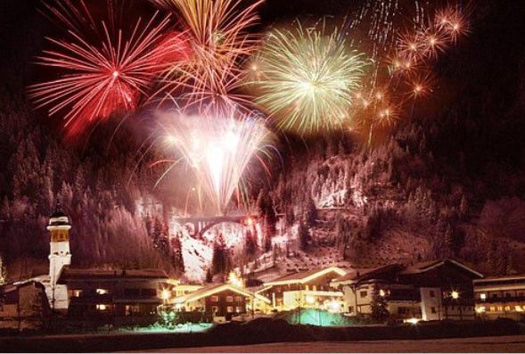 „Berge in Flammen“Das traditionelle Klangfeuerwerk zur Begrüßung des neuen Jahres gibt es am 1. Jänner 2016 (20 Uhr) hinter der Kirche in Klösterle am Arlberg zu erleben. Für Speis und Trank ist gesorgt.