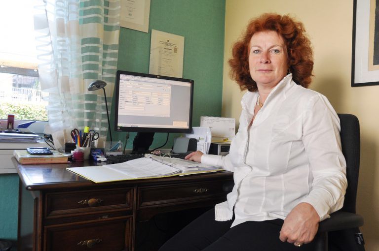 Bernadette Tagwerker an ihrem Arbeitsplatz zu Hause in Hohenems. Foto: Hofer