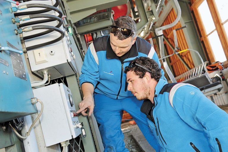 Bernd Netzer (hinten): „Lehrlinge sollten immer wieder gefordert und über den Stand ihrer Leistungen informiert werden.“ Silvretta Montafon GmbH
