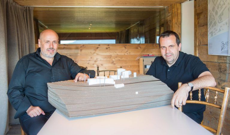 Bernhard (l.) und Stefan Marte haben ihr Büro in ihrem Elternhaus, einem alten Bauernhaus in Weiler. „Langsam sind wir aber herausgewachsen“, sagen sie. Deshalb wurde schon ein zweites Haus dazugemietet. Fotos: Stiplovsek