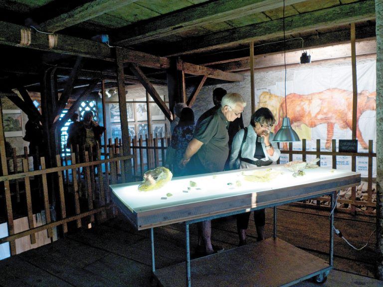 Besucher(innen) in der Ausstellung in der Artenne, einer Plattform für Kunst und Kultur, hier noch vor dem Umbau. Ab Spätsommer 2016 geht der Betrieb wieder los.
