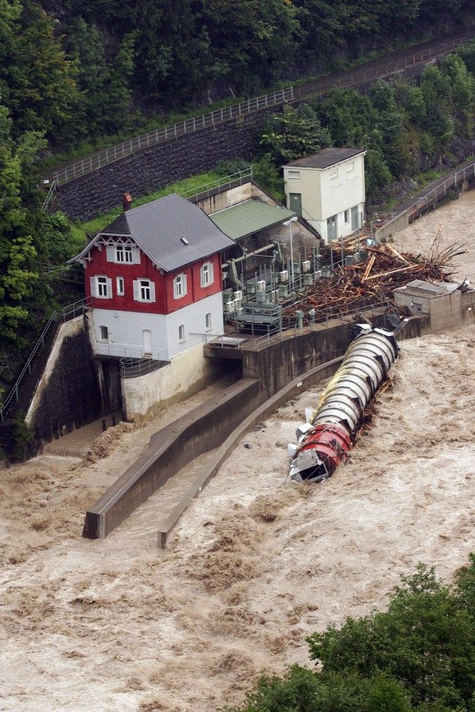 Bezauer Wehr. Die entfesselte Ach machte auch vor der Bezauer Wehr nicht halt. Sanierungsmaßnahmen haben das Objekt heute viel sicherer gemacht.