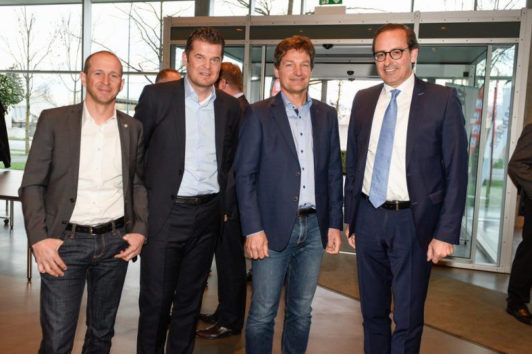 Bierbrauer Kurt Michelini (l.) mit Raimund Wachter sowie Mohrenbräuchef Heinz Huber und Michael Grahammer.