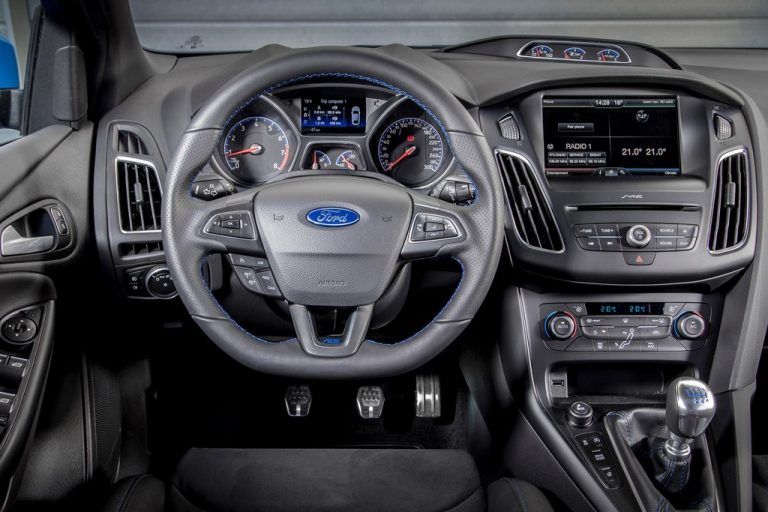 Blaues Dekor dominiert das sportliche Interieur.