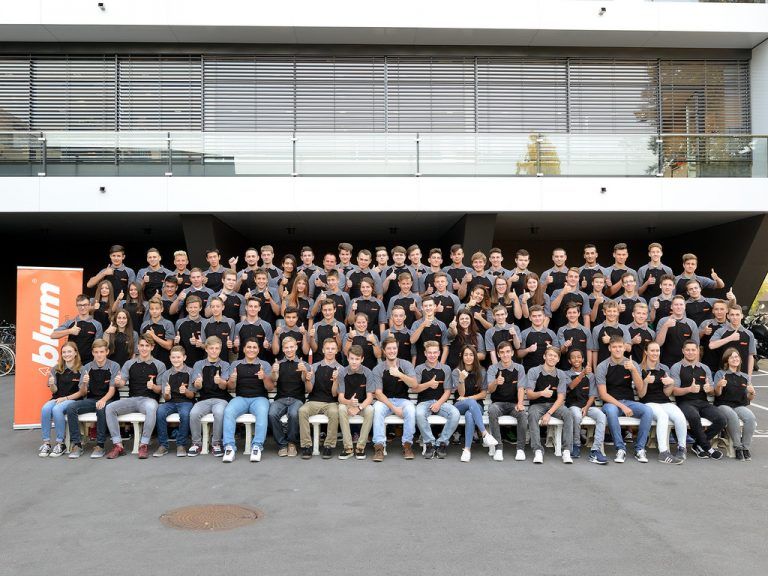 BLUM: 82 neue Lehrlinge haben ihre Ausbildung beim Beschlägespezialisten begonnen. Die 66 Burschen und 16 Mädchen starteten ihre Ausbildung in einem der Hightech-Lehrberufe (Elektrotechnik, Maschinenbau- und Prozesstechnik, Zerspanungs- und Konstruktionstechnik sowie Werkstoff-, Kunststoff- und Produktionstechnik), in denen in Höchst, Fußach und in Dornbirn ausgebildet wird. Insgesamt sind ab Herbst 298 Lehrlinge – 14 davon bei Blum USA – in der Lehre. Foto: BLUM