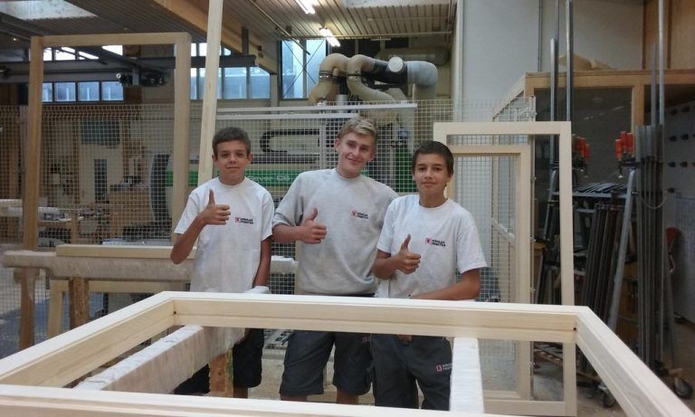 BÖHLER FENSTER: Nico, Jonas und Oliver haben die Tischlerlehre in Wolfurt begonnen. Die langjährige Erfahrung von Böhler Fenster in der Lehrlingsausbildung bietet den Lehrlingen hervorragende Zukunftschancen.