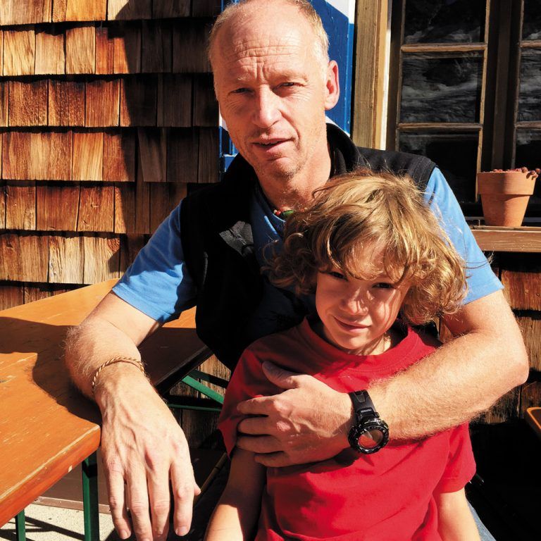 Bruno Falch mit Sohn Laurenz, der ihm gerne Gesellschaft leistet.