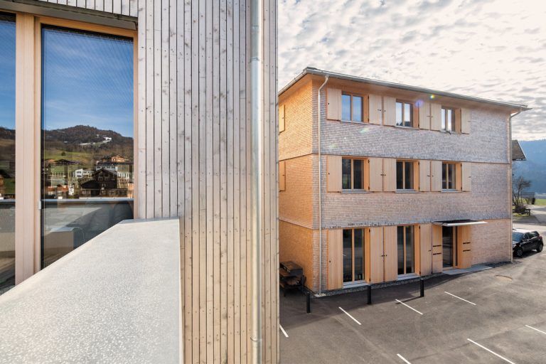 Bürgerhaus Ähnlich wie die traditionellen „bürgerlichen“ Häuser im Bregenzerwald hat auch das Haus B einen fast quadratischen Grundriss und ein Zeltdach. Die regelmäßig angeordneten Fenster werden durch außen angeschlagene massive Holzläden verschlossen.