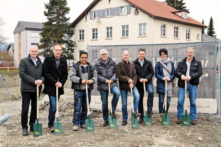 Bürgermeister Gottfried Brändle, DI Bernd Winsauer (GF Winsauer Wohnbau), Naim Sentürk (Polier), Architekt Erwin Werle (Architekturbüro Walser & Werle), Hansjörg Winsauer (GF Winsauer Wohnbau), Bernhard König, (GF ImmoBlickpunkt), Tatjana Bosic (Architekturbüro Walser & Werle), Heinz Rischer (Bauleiter) v. l. n. r. Foto: Winsauer Wohnbau