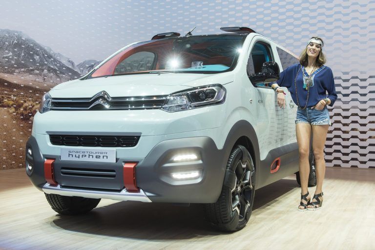 Bunter AuftrittCitroën will mit der bunten Studie SpaceTourer Hyphen Appetit auf eine neue Großraumlimousine mit Platz für bis zu neun Personen machen. Zudem zeigen die Franzosen in Genf das Elektrocabrio E-Mehari, das eine Reichweite von bis zu 200 Kilometer erreichen soll.