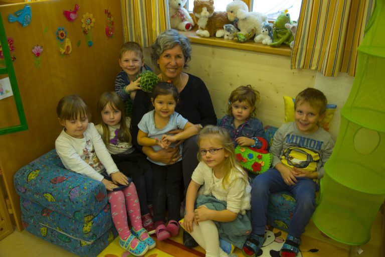 Caroline Müller zeigt es gerne: Ihre berufliche Liebe gehört den Kindern. Foto: vn/roland Paulitsch
