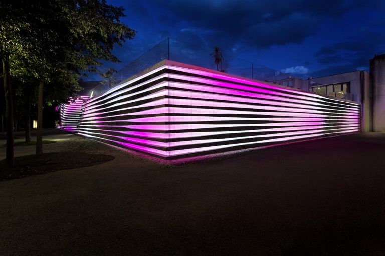 Casino heute: Absoluter Blickfang ist die mit 6500 LED-Lichtpunkten neu bestückte Außenfassade.  Fotos: Casino, Zumtobel    