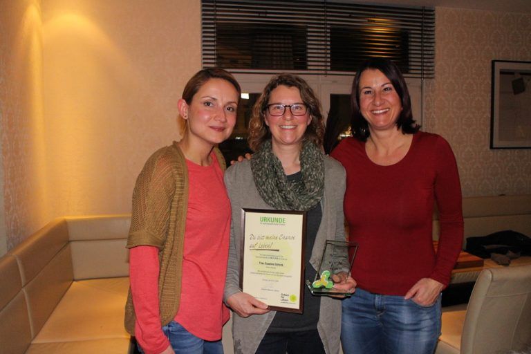 Cemanur Kartal, Susanne Schenk und Susanne Marosch (v. l.) freuen sich gemeinsam über den lebensrettenden Treffer. Foto: privat