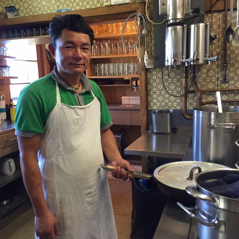 Charakteristisch für die Saarbrücker Hütte sind die blau-weiß bemalten Fensterläden. Eine Besonderheit ist, dass sich mit Tami ein Nepalese um die Zubereitung einer höchst österreichischen Spezialität kümmert.