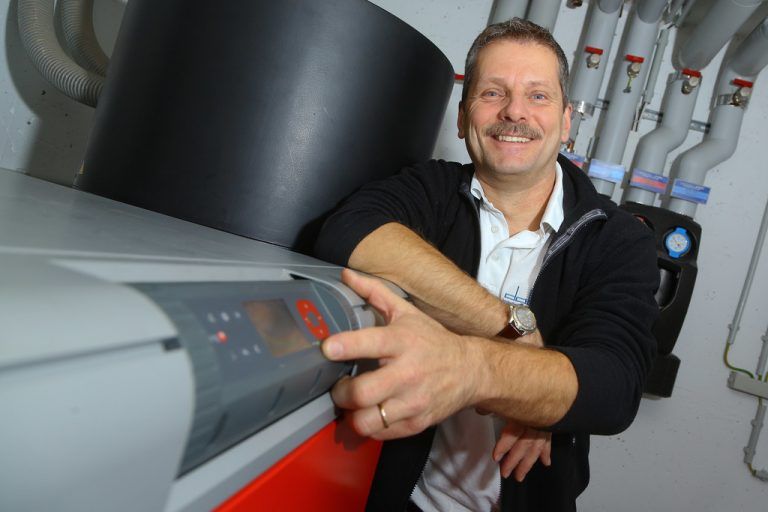 Christian Dobler sorgt mit seiner Mannschaft dafür, dass Wärme in die Häuser des Vorderlands kommt. Fotos: VN/Hofmeister