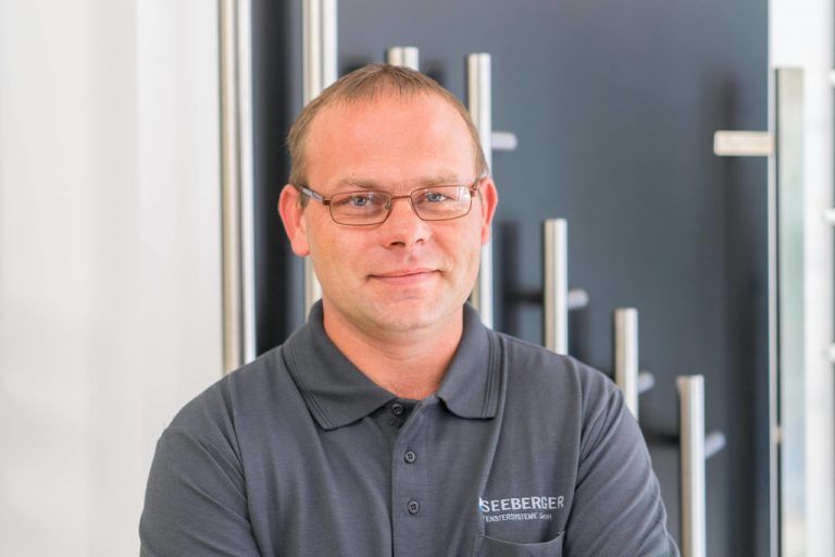 Christoph Kluczykowski, Monteur Ich montiere hier nicht nur Fenster, sondern muss mich auch ständig mit neuen und modernen Produkten auseinandersetzen.