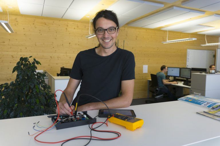 Claudio Ganahl hat Elektrotechnik studiert und ist gemeinsam mit seinem Bruder Teslab-Inhaber. VN/Paulitsch
