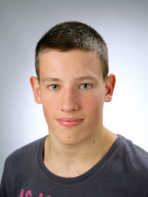 Claudius Scheible,Bregenz, 3HEIch habe beim Programmieren unseres Roboters auch viel über Sensoren und Aktoren gelernt. Zum Beispiel die Verwendung von Farb-, Ultraschall- und Beschleunigungssensoren zur Positionsbestimmung auf dem Spielfeld. Das Programmieren erfolgt mit einer grafischen Programmiersprache, die auf LabVIEW basiert. Die von uns erstellten Programme werden vom Computer über Bluetooth an den Roboter übermittelt.