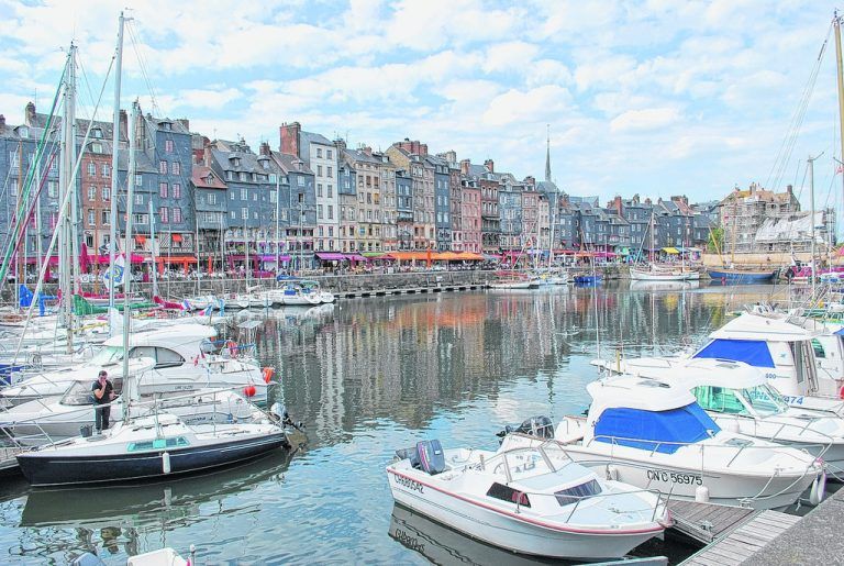 Das alte Hafenbecken im Herzen der Stadt Honfleur. Zahlreiche Restaurants und Cafés laden zum gemütlichen Verweilen ein.