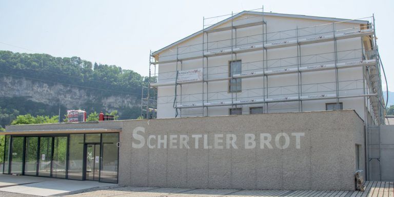 Das ehemalige Karniesenwerk bietet Johannes Schertler nun Platz für Bäckerei und Hotel. Foto: Lerch
