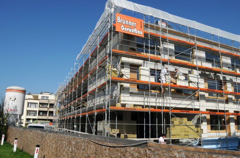 Ort der speziellen Firmen-Kontrolle: die Baustelle für das Pflegeheim Rheindelta in Höchst.  FOTO: AJK