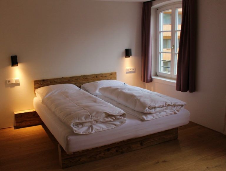 Das Hotel Bären in Mellau hat heuer in neue Zimmer investiert. Dabei dominiert der Werkstoff Holz. Zudem gibt es nun einen neuen Saunabereich.