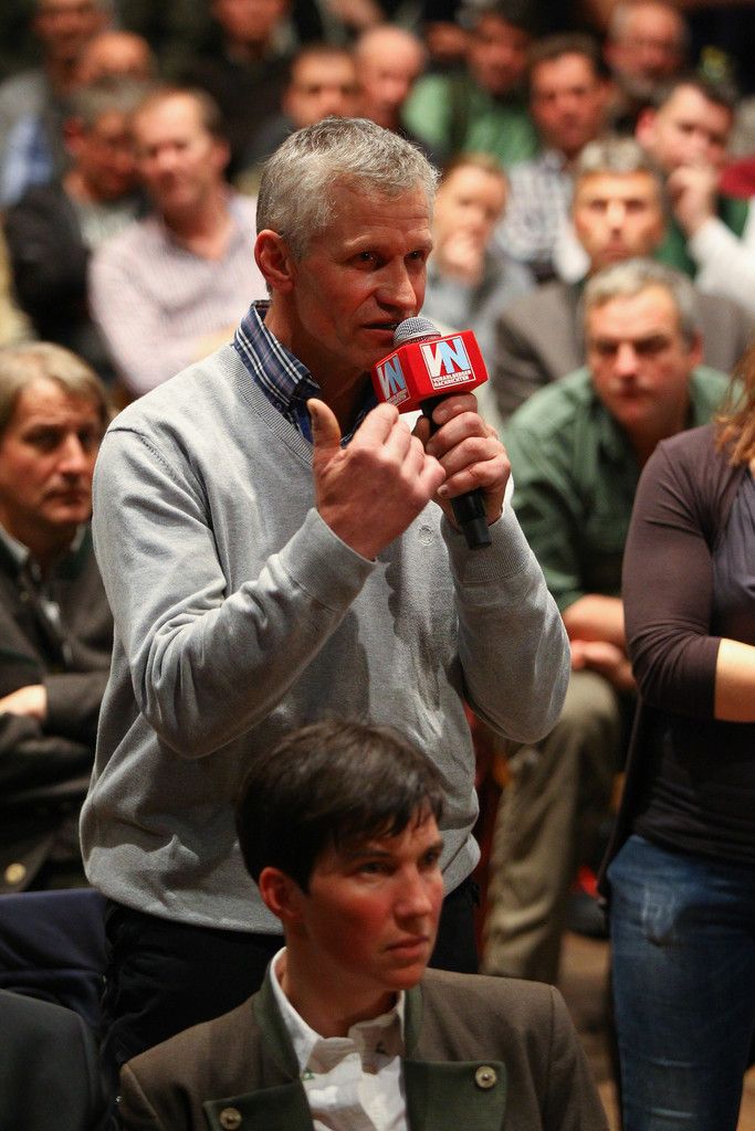 Das Interesse am VN-Stammtisch war groß: Rund 400 Personen waren nach Bartholomäberg gekommen, um zuzuhören oder mitzureden.