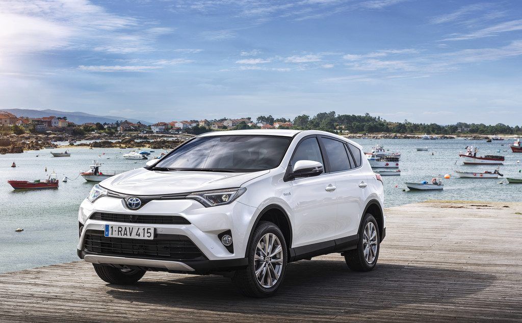 Toyota hat den Kompakt-SUV und Hybrid erfunden. Jetzt gibt es beides kombiniert.