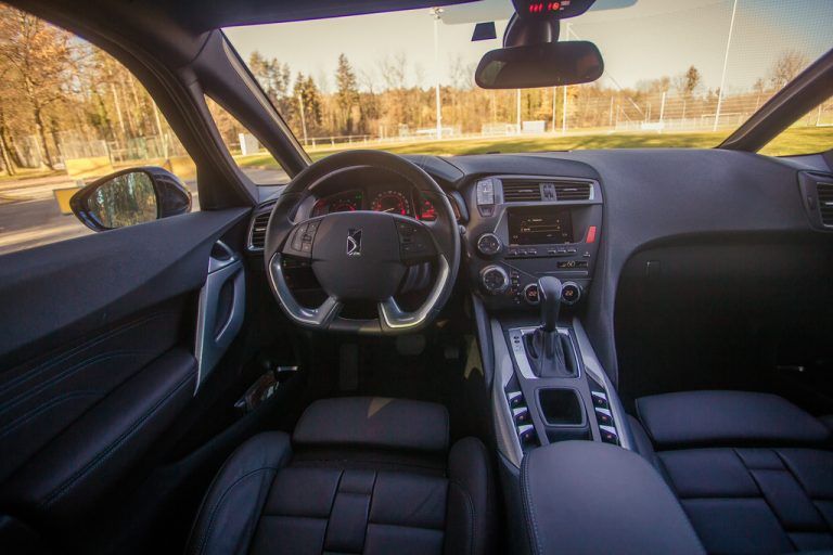 Das noble Cockpit wirkt wie eine Pilotenkanzel.