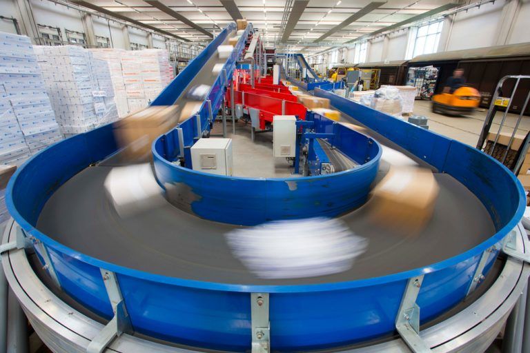 Das Online-Shopping sorgt bei den Spediteuren für eine betriebsame Vorweihnachtszeit.  VN/Hartinger