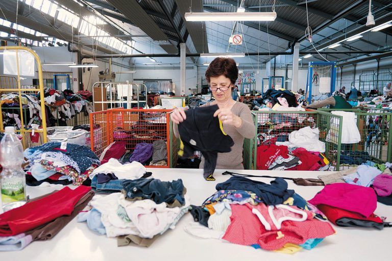 Das Sortieren der tonnenschweren Kleiderspenden erfolgt fein säuberlich und genau von Hand. Und es schafft Arbeitsplätze.  Foto:: Caritas
