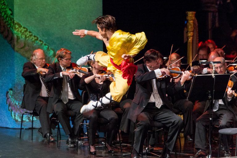 Dass es in „Turandot“ spektakuläre Tanz- und Akrobatikszenen gibt, davon konnte sich gestern Mittag auch das Publikum des offiziellen Eröffnungsaktes überzeugen.