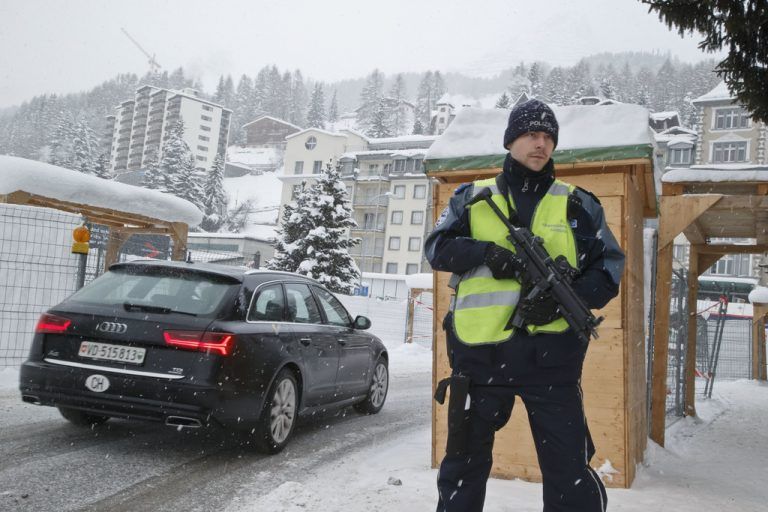 Davos gleicht einer Festung. Die Sicherheitsvorkehrungen sind in diesem Jahr wegen der jüngsten Anschläge besonders hoch. Foto: AP