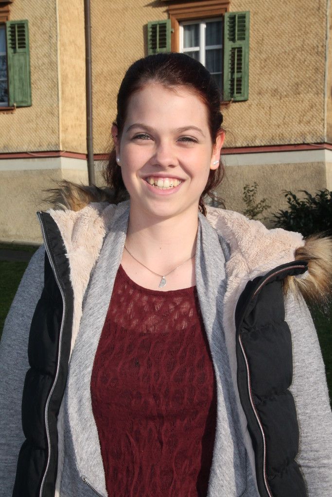 Denise Adam, 17 Jahre</p><p class="bodytext">Am liebsten mache ich im Winter ein Lagerfeuer mit meinen Freunden, dazu gibt es gutes Essen und viele lange und intensive Gespräche. Genauso wie dicke Pullis und Glühweintrinken bei den Weihnachtsmärkten. Was aber unbedingt sein muss, ist meterhoher Schnee von Ende Dezember bis März.